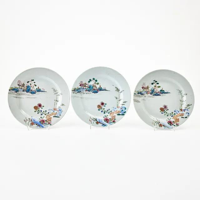 TALLRIKAR, 3 stycken, porslin, Kina, Qianlong (1736-1795), famille rose, emaljmåleri med landskap.