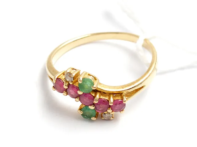 Ring 14K 2,2g Ø16½ med stenar (två skadade) och diamanter 2xca.0,02ct, något ojämn skena