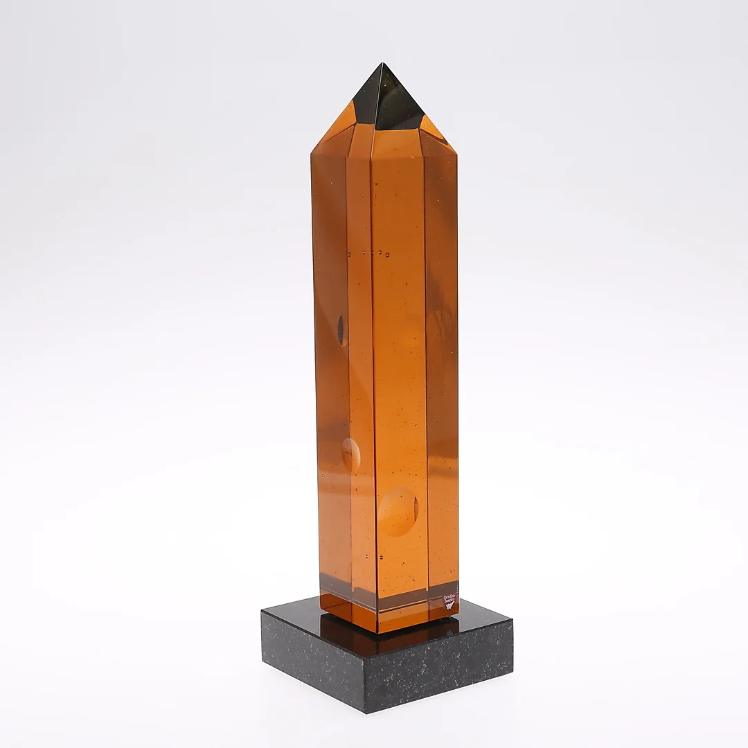 JAN JOHANSSON. Skulptur, obelisk, Orrefors Gallery, signerad och daterad -92. — Other — Auktionshuset Thelin & Johansson