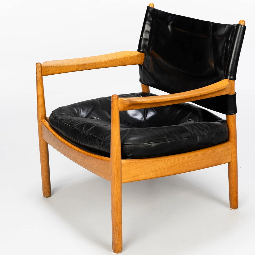 GUNNAR MYRSTRAND. FÅTÖLJ,"Boké", ek med svart skinnklädsel. — Armchairs & Chairs — Norrlands Auktionsverk