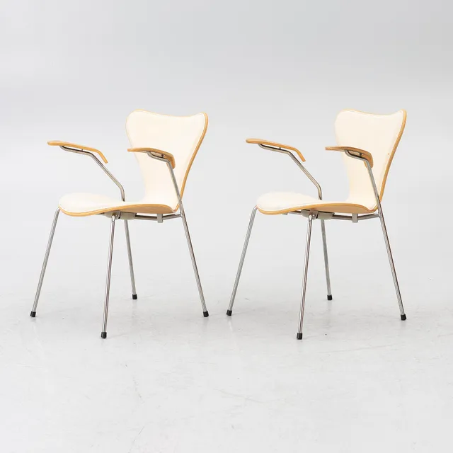 Arne Jacobsen, karmstolar, ett par, "Sjuan", Fritz Hansen, Danmark.