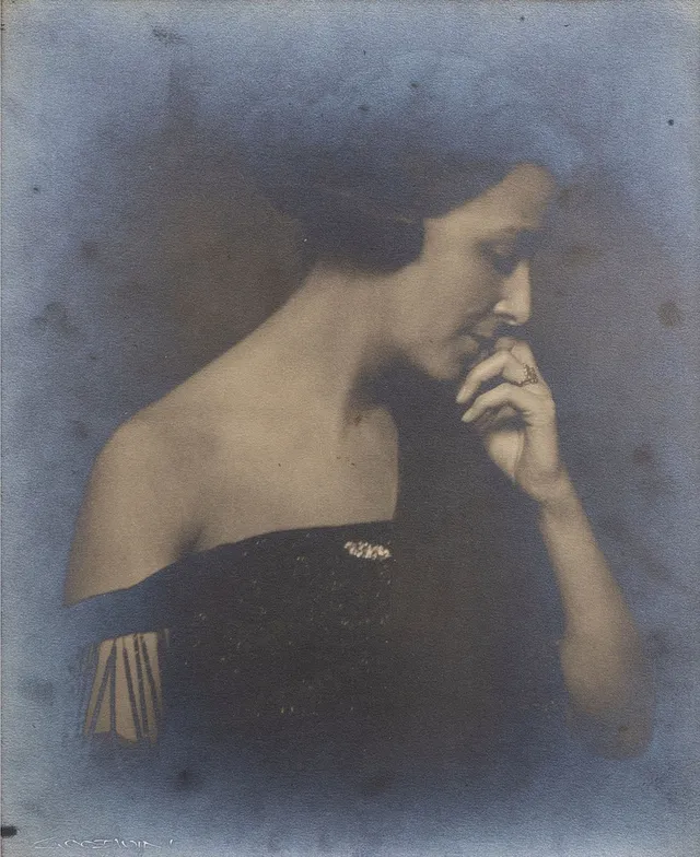 HENRY B GOODWIN (1878-1931). Jeanne de Tramcourt, profilporträtt, fotografi, signerad Goodwin.