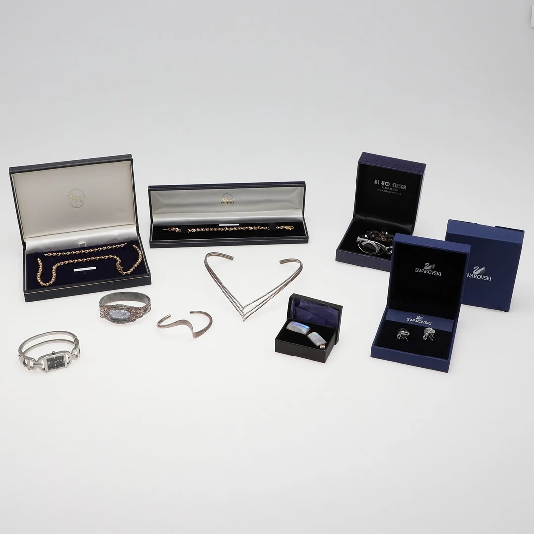 A SILVER AND LABRADORITE PENDANT, A SILVER BANGLE , NECKLACE AND OTHER JEWELLERY, WATCHES ETC. — Objet de vertu & Miscellaneous — Lawrences Auctioneers