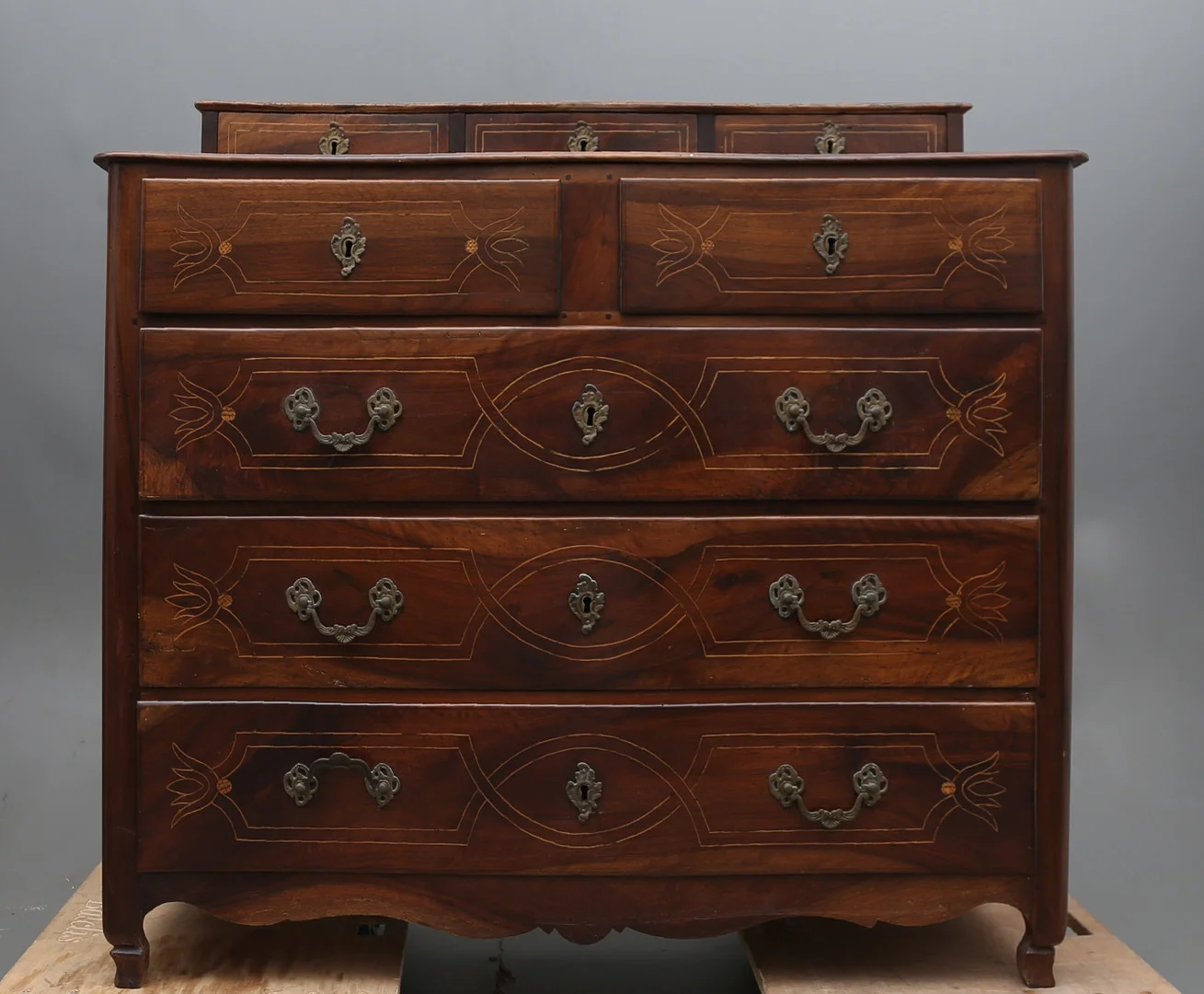 Catalan chest of drawers with 'castellet' in walnut with boxwood filleting, 18th Century. — Chests of drawers — Balclis