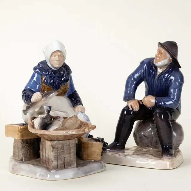 AXEL LOCHER (1879 - 1941) UND SVEND JESPERSEN (1895-1985). Zwei Figuren Fischer und Fischerfrau Nr. 2233 und 2370, Bing & Gröndahl, 1970er Jahre (2).