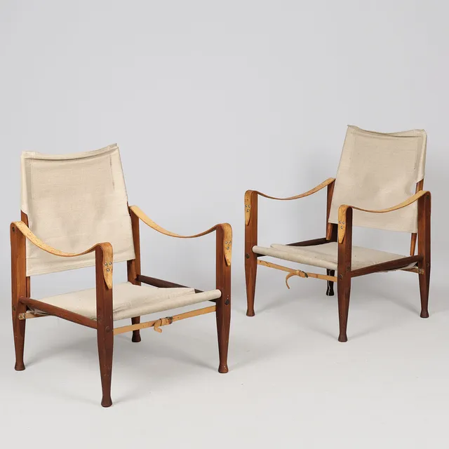 KAARE KLINT (1888-1954). Et par "Safaristole" af ask, kernelæder og kanvas, Rud. Rasmussens Snedkerier, Danmark (2).