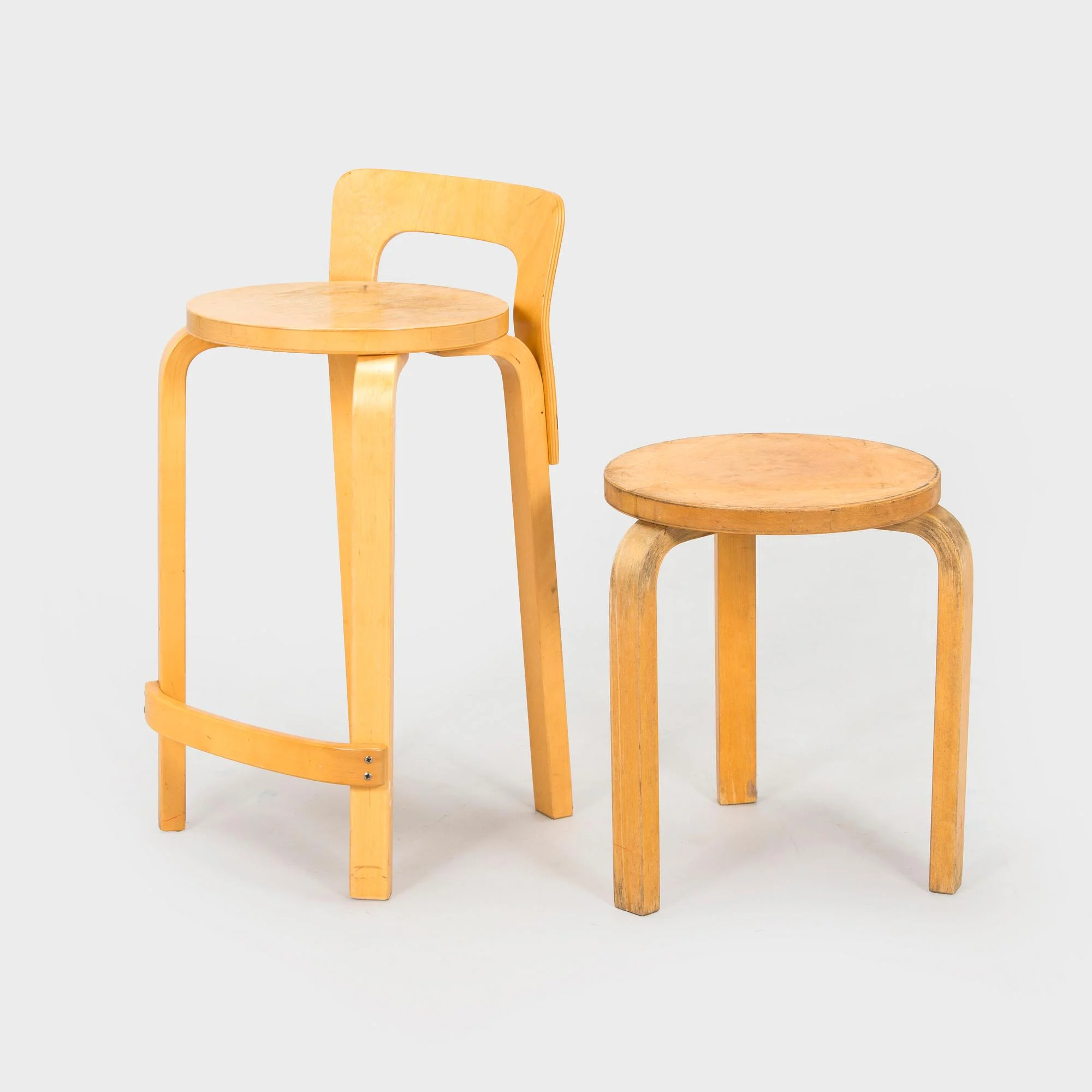 Alvar Aalto, pall, modell 60, samt barstol, modell K65, Artek 1900-talets senare hälft. — Design/Möbler — Bukowskis