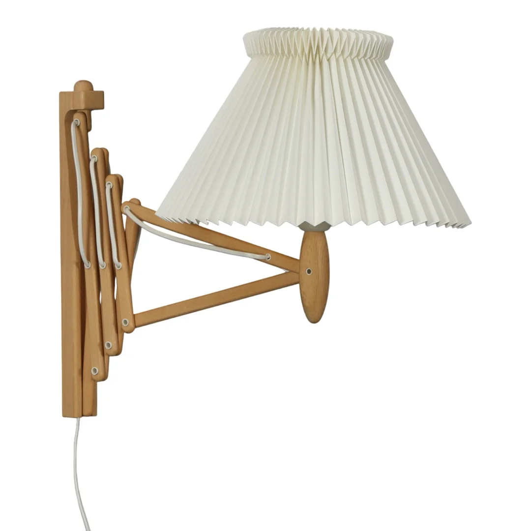 ERIK HANSEN. Le Klint. "Sax" væglampe / sakselampe af bøgetræ, model 332/334. — Wall Lights — Bidstrup Auktioner