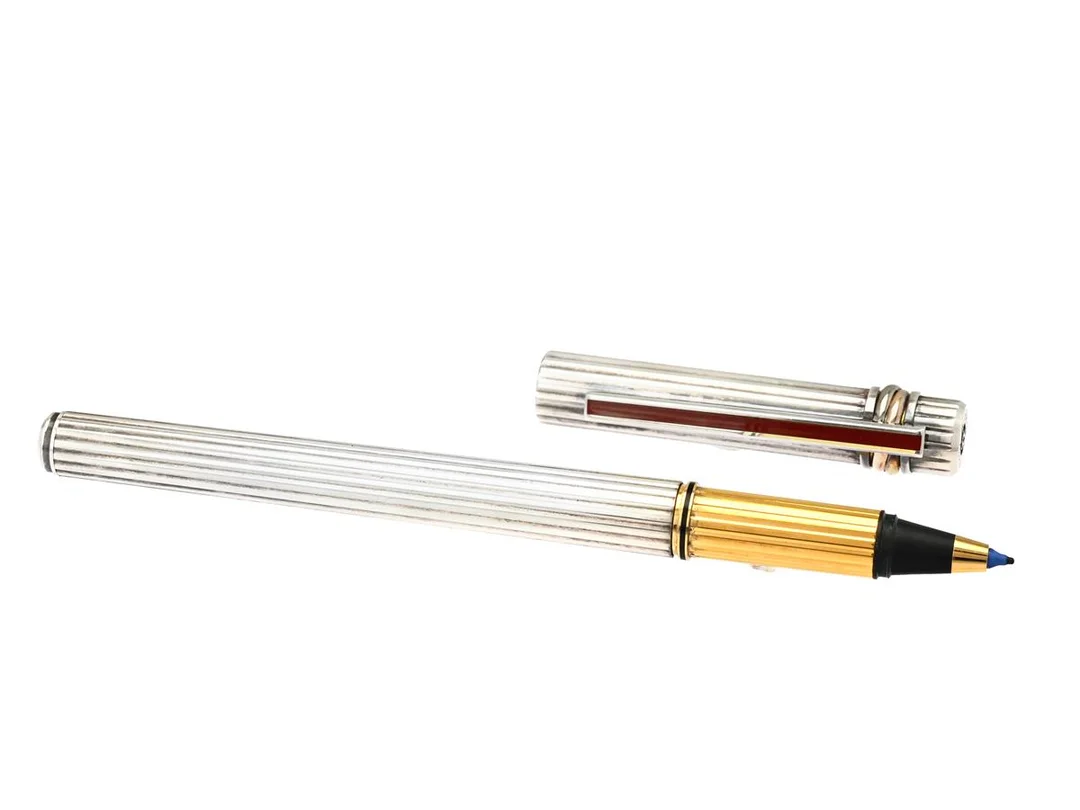 MUST DE CARTIER, filtpenna, silver, delvis förgylld, Trinity, längd 13,5 cm, totalvikt 30,9 g, cert, tygfodral. — Accessoarer/Pennor — Kaplans