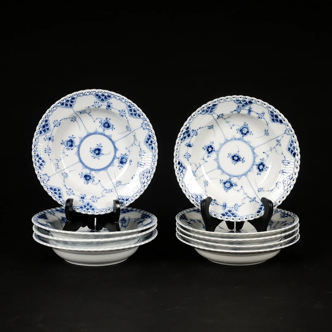 DJUPA TALLRIKAR, 9 st, "Musselmalet", helblond, Royal Copenhagen. — Tableware — Auktionsfirma Kenneth Svensson i Kalmar