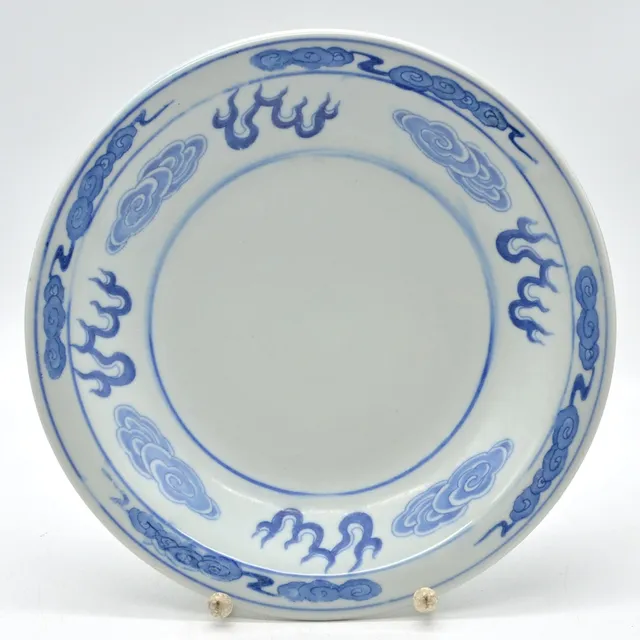 ASIATISCHER TELLER MIT EINEM MOTIV AUS DEM 18. JAHRHUNDERT, HANDBEMALT, PORZELLAN, 20. JAHRHUNDERT.