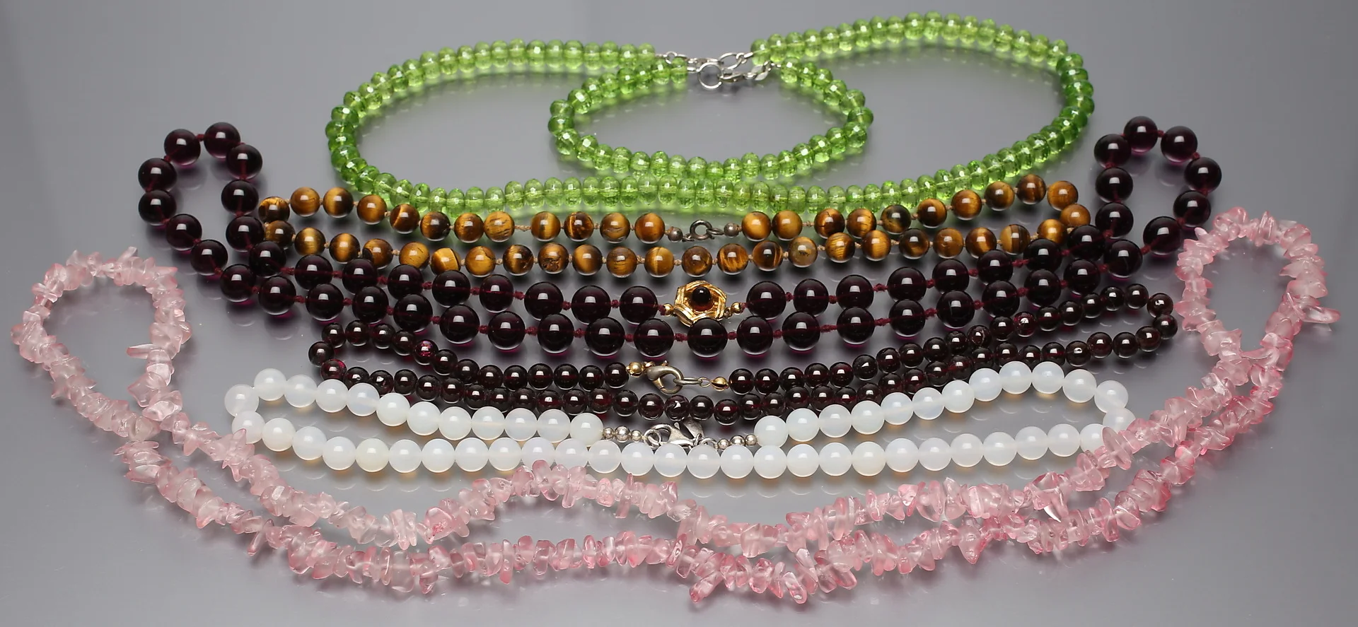 KONVOLUT, 6 Halsketten und 1 Armband. — Jewellery — Auktionshaus Dannenberg