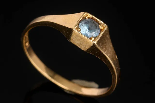 Ring med synt. spinel af 14 kt. guld.