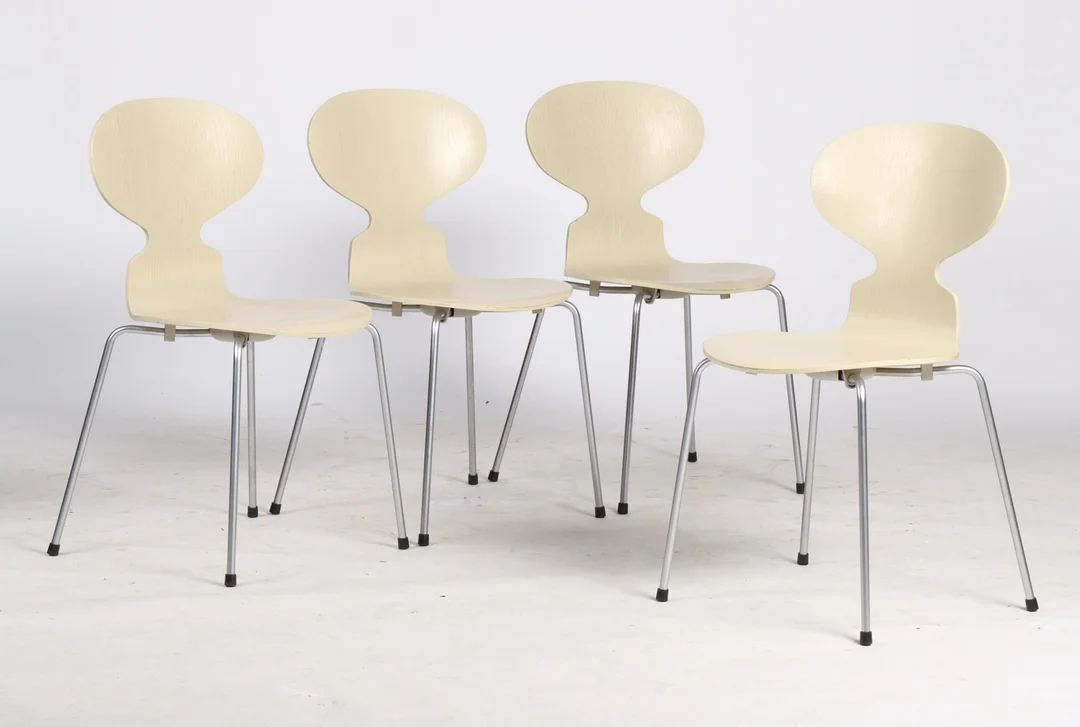 Arne Jacobsen. A set of four chairs, 'The Ant' with shells in moulded veneered sand (4) — Furniture/Chairs — Lauritz