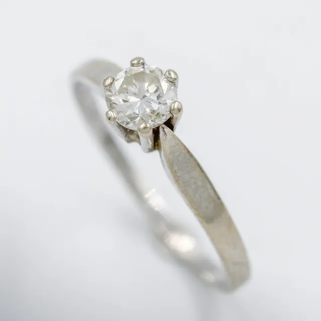 Solitaire ring in 14 kt white gold set with a diamond