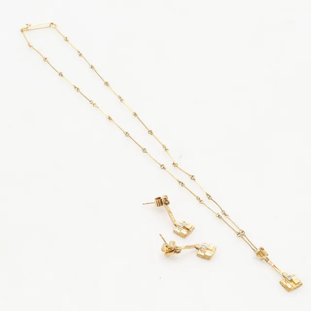 BJÖRN WECKSTRÖM. "Thai", halsband, örhängen, 1 par, 18 k guld, 3 åttkantslipade diamanter totalt ca 0,06, stavlänk med mellanliggande ringar, Lapponia Finland 1987.