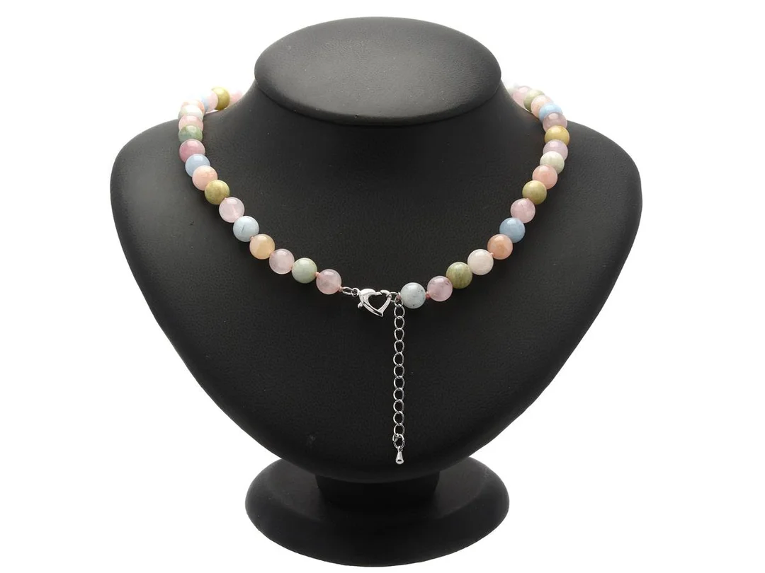 COLLIER, kulor av kvarts, knutet med rosa tråd, lås i vitmetall, längd ca 45 cm. — Smycken/Collier — Kaplans