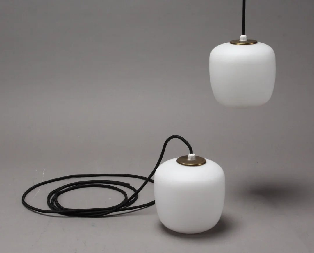Dansk lampeproducent. Par pendler, opalglas (2) — Lamps and lighting/Pendant lights — Lauritz