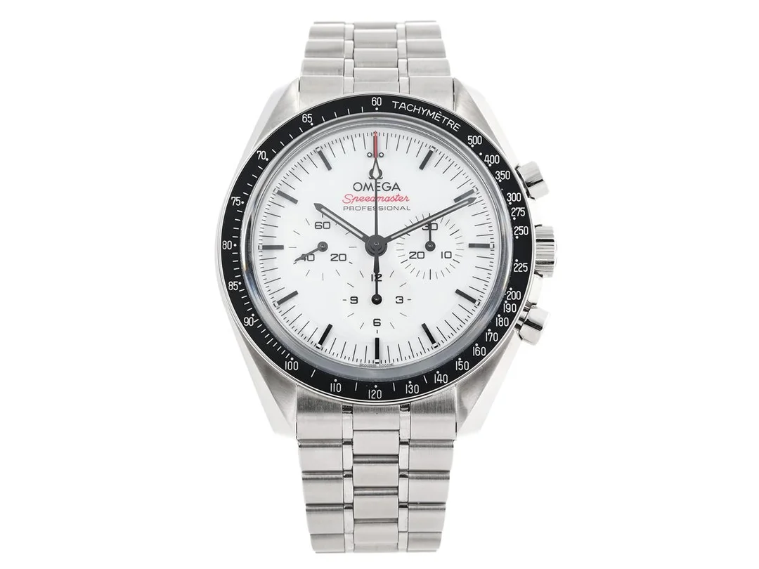 OMEGA, Speedmaster Professional, "Tachymètre", Master Chronometer, Cal 3861, Verk nr. 88249556, Serie nr. 88249556, PIC nr. 310.30.42.50.04.001, kronograf, herrur, 42 mm, stål, manuell (Co-Axial), safirglas, glasbaksida, originallänk, viklås, cert, augusti 2026. — Klockor/Omega — Kaplans