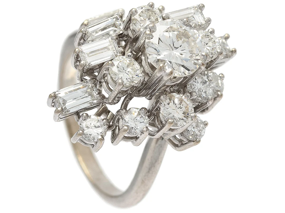 RING, platina, briljantslipad diamant ca 0,88 ct, ca W(H)/SI2, 7 baguette- och 9 briljantslipade diamanter ca 2,00 ctv, ca W/VS-SI, stl 16,75 mm, vikt 9,1 g, två diamanter är skadade. — Smycken/Ring — Kaplans