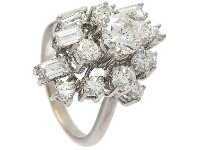 RING, platina, briljantslipad diamant ca 0,88 ct, ca W(H)/SI2, 7 baguette- och 9 briljantslipade diamanter ca 2,00 ctv, ca W/VS-SI, stl 16,75 mm, vikt 9,1 g, två diamanter är skadade.