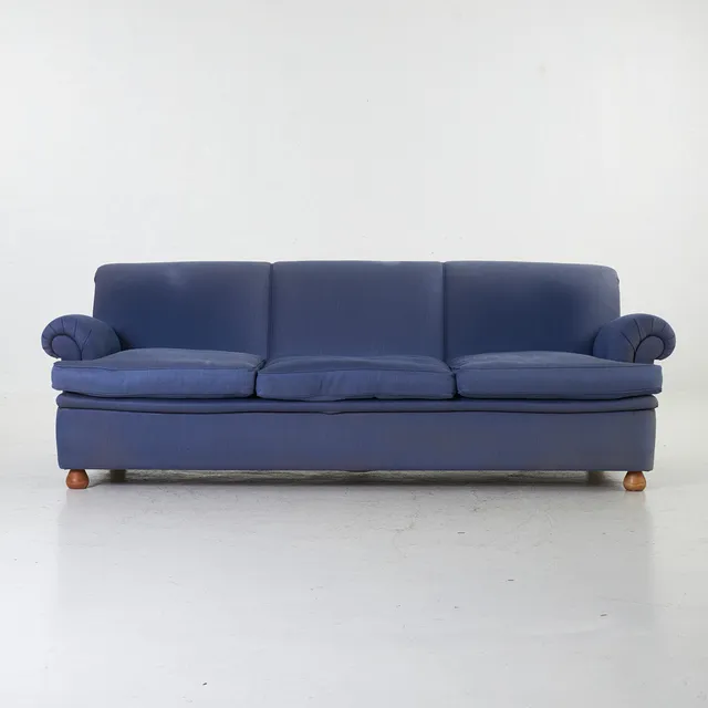 JOSEF FRANK. Soffa, modell 703, klädd i Margit Thoréns "Vägen", bomull och lin, undertill etikettmärkt Josef Frank, Svenskt Tenn.