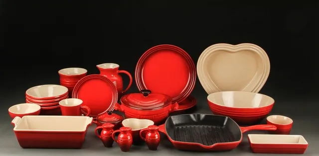 Le Creuset. En samling køkkentøj af smedejern og stentøj (23)