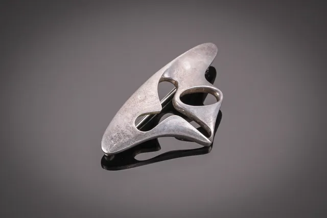 Henning Koppel for Georg Jensen. Splash broche af sterlingsølv, dess no 325