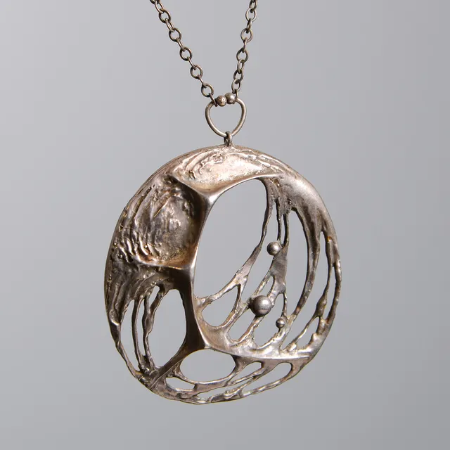 KARL LAINE. Hänge & halskedja, "Spindelväv", silver.