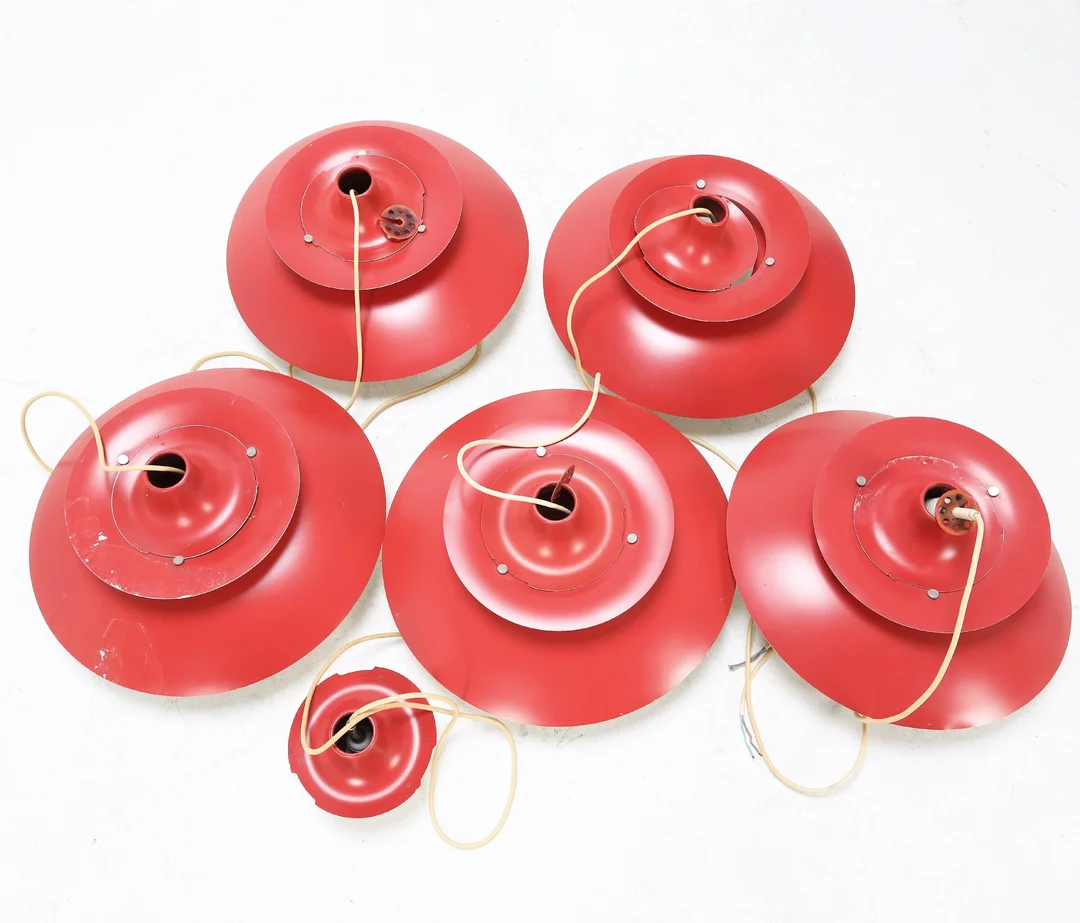Poul Henningsen (1894-1967) for Louis Poulsen: A set of five PH5 pendant lamps, red lacquered (5) — Lamps and lighting/Pendant lights — Lauritz