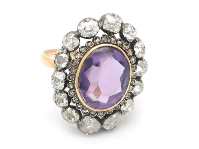 RING, 18K guld/silver, cabochonslipad ametist 13 x 10 mm (tunna repor), omgiven av 13 antikslipade och 1 rosenslipad diamant ca 2,00 ctv, ca TCr-TCa/SI (flera har mindre skador), samt 28 små rosenslipade diamanter ca 0,28 ctv, skenan stämplad av Kurt Ribbhagen i Stockholm år 1943, stl 17,75 mm, vikt 7,5 g, etui.