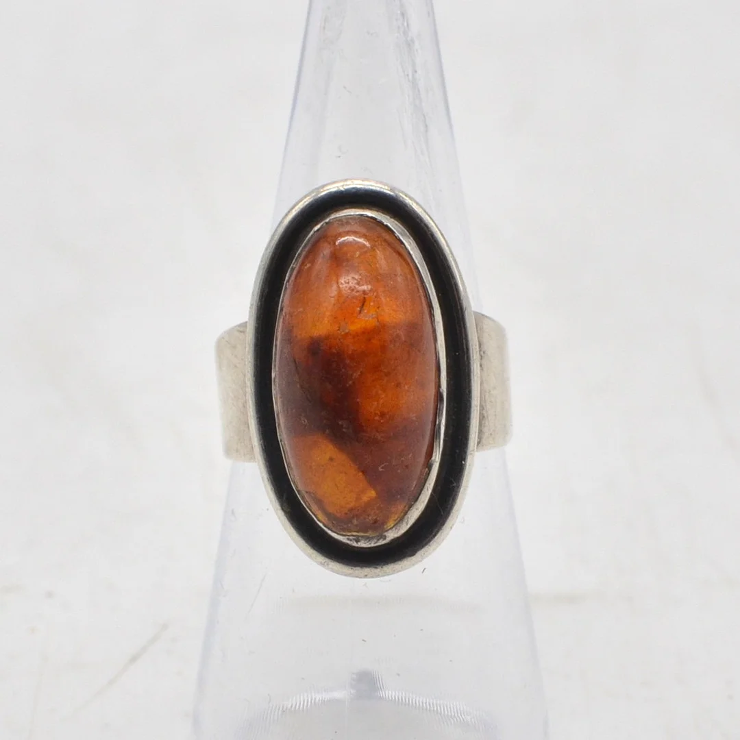 CARL OVE FRYDENSBERG. DESIGNERRING STERLINGSILBER UND BERNSTEIN, DENMARK, UM 1950. — Rings — Kunst- und Auktionshaus Kleinhenz