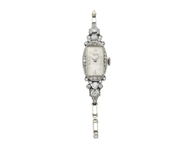 DAMUR, "Record, Geneve", 14,5 x 47 mm, Cal 143, Boett nr. 43761, platina, manuell, plexiglas, skadad urtavla, formverk, diamanter/briljanter på boetten (38 st. ca 0,80 ctv), boett signerad Eszeha, integrerad länk i 18K vitguld, längd 165 mm, ca 1940.