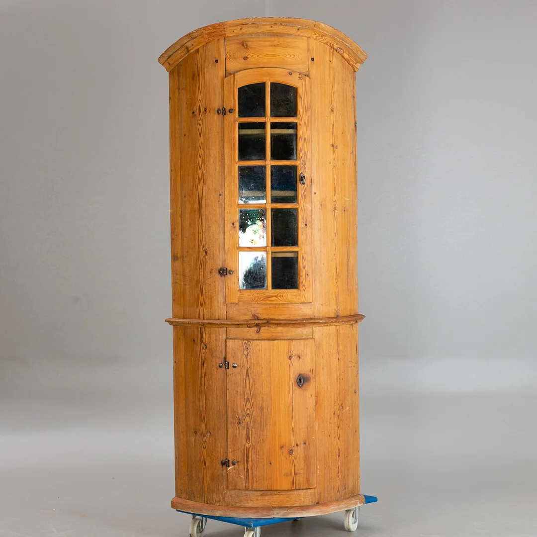 Eckschrank, Schweden, 19.Jh. — Cupboards, Cabinets & Shelves — Stockholms Auktionsverk Hamburg