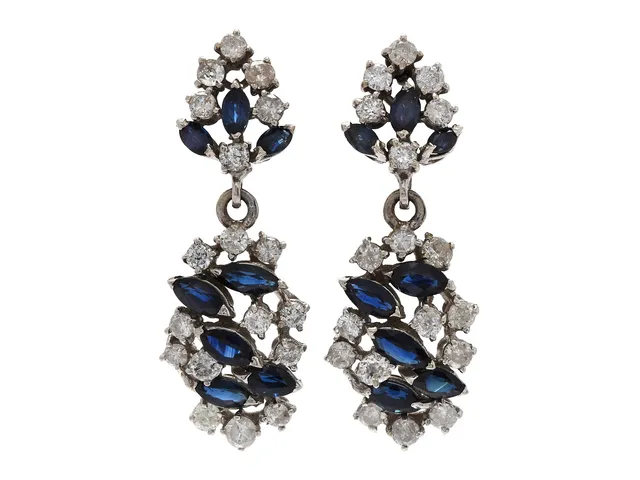ÖRHÄNGEN, 18K vitguld, navetteslipade safirer, 36 briljant- och gammalslipade diamanter ca 2,50 ctv ca W-TCa/P, höjd 3,8 cm, vikt 11,7 g, stift/clips, en diamant är skadad,