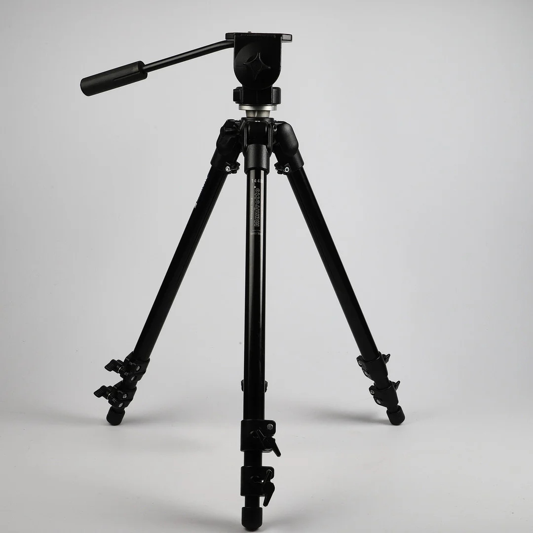 FOTOSTATIV, Manfrotto 144b med tillhörande stativhuvud 128 lp. — Cameras & accessories — Helsingborgs Auktionskammare