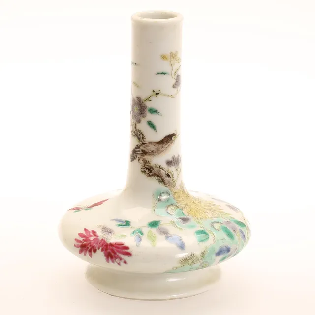 VAS, porslin. Qing dynasti (1644-1912) med Kangxi fyra karaktärers märke.
