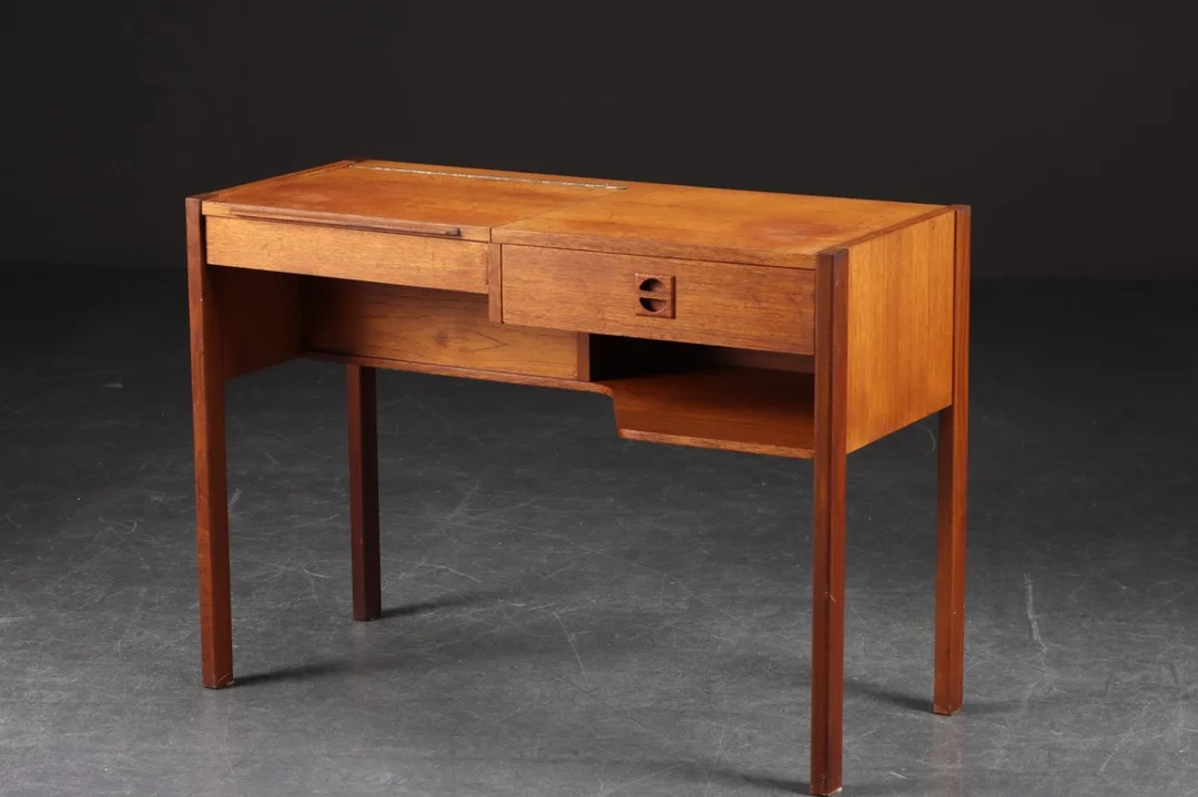 Sminkebord af teak, 1960'erne — Furniture/Other furniture — Lauritz