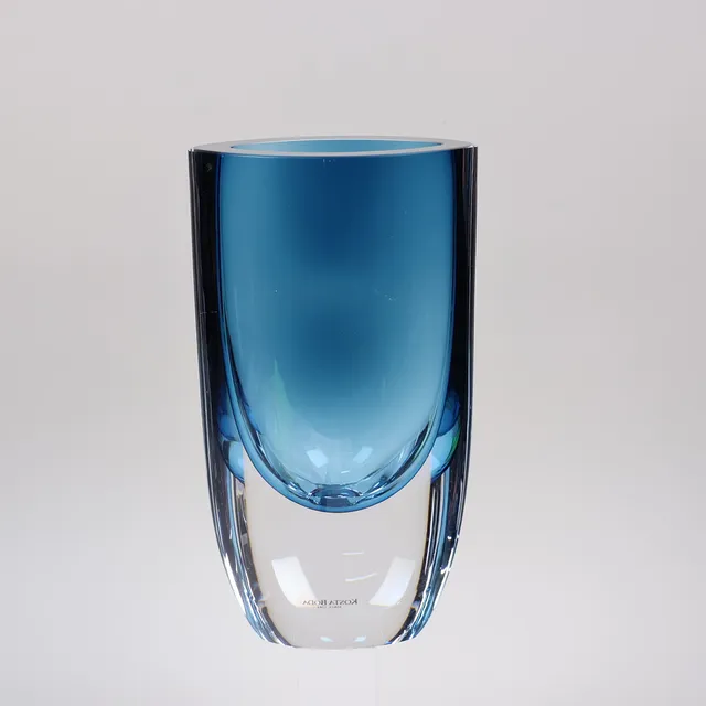 CHRISTIAN VON SYDOW (F. 1950). vas med blått underfång, glas, Kosta Boda.