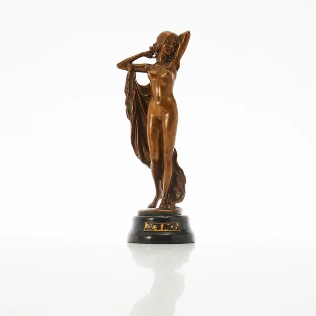 OIDENTIFIERAD KONSTNÄR, "Le Matin" 1900-talets början, Art Nouveau, brunpatinerad brons med sockel av sten, signerad Podani, märkt "Geschützt 5745".
