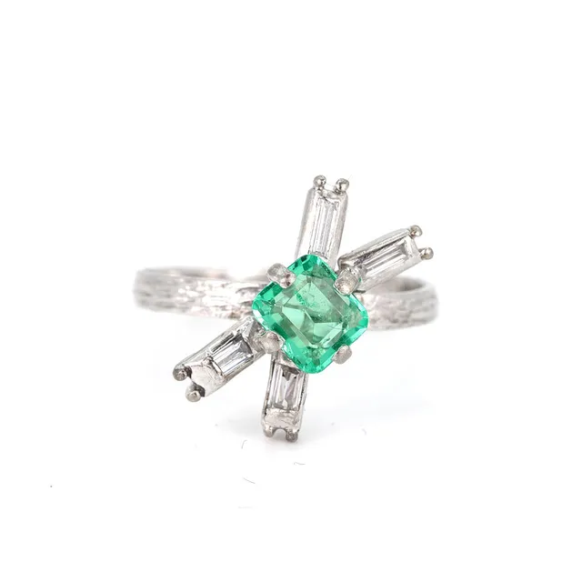 PLATINUM DIAMOND & EMERALD RING.