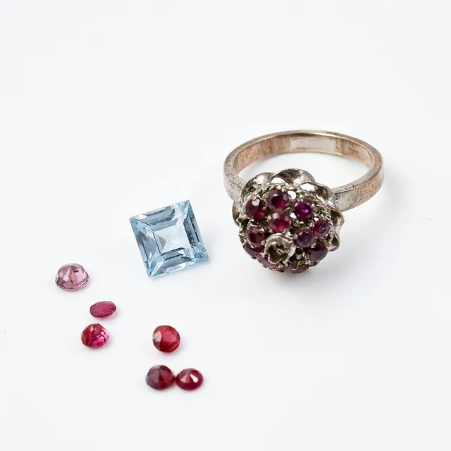 RING, 18 k vitguld, Carmosémodell, fasettslipade syntetiska rubiner, samt extra stenar medföljer.