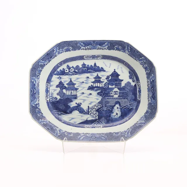 STEKFAT. Porslin med blåvit dekor. Kina, 1700-tal.