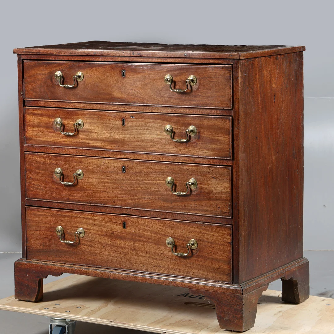 A GEORGE III MAHOGANY BACHELORS CHEST OF DRAWERS. — Chests of drawers — Bishop & Miller