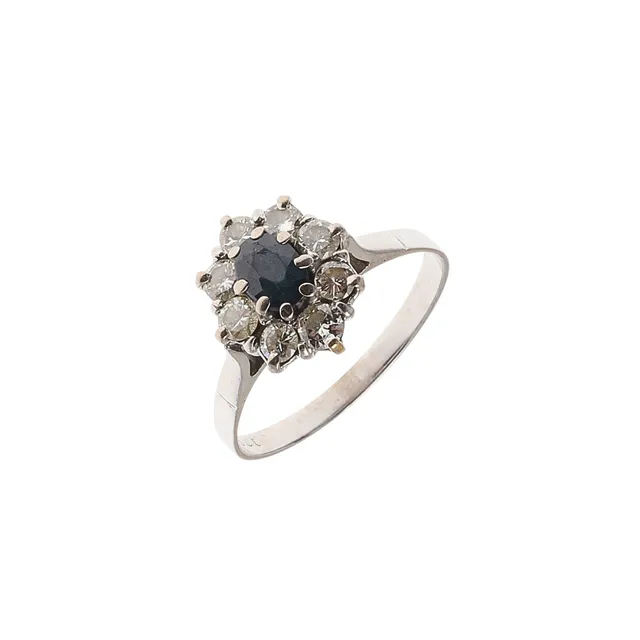 A SAPPHIRE AND DIAMOND CLUSTER RING.