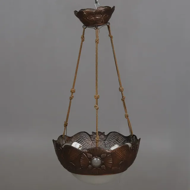 TAKLAMPA. Jugend. Hamrad koppar med glaskupa, 1900-talets första halva.