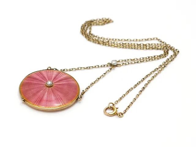 COLLIER, hänge i 14K guld och silver, kedja i 8K guld, rosa guillochéemalj, 2 orientaliska pärlor, längd 41 cm, vikt 7,8 g, modifierad.