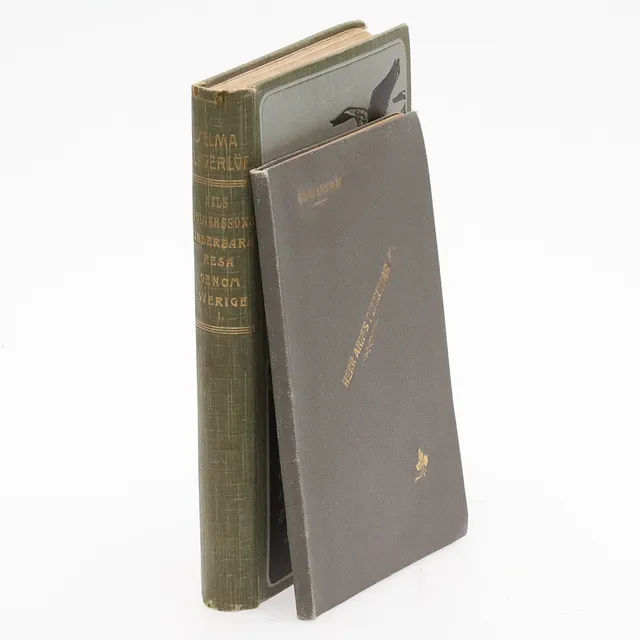 SELMA LAGERLÖF. 2 böcker. "Herr Arnes penningar" 1903. "Nils Holgerssons underbara resa genom Sverige" första bandet, senare tusenden, 1906.