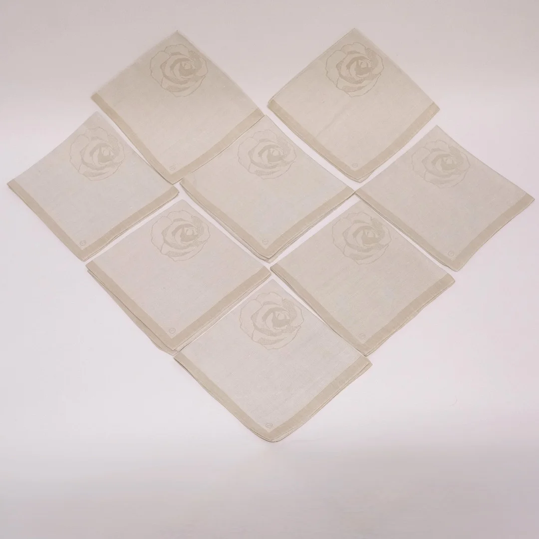 DORA JUNG. SERVETTER, "HUNDRA ROSOR", TAMPELLA, ÅTTA STYCKEN. — Textiles — Björnssons Auktionskammare