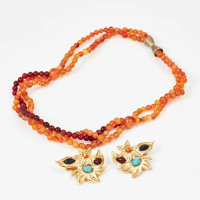 FRANCESCA ROMANA, "Costume Jewellery", örhängen/clips, 1 par, gulmetall, cabochonslipade stenar bl a bärnsten, amazonit, brickmärkta, COLLIER, 2-radigt, agatkulor (ej märkt), skruvlås.